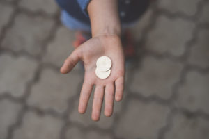 Main ouverte avec 2 pièces d'argent