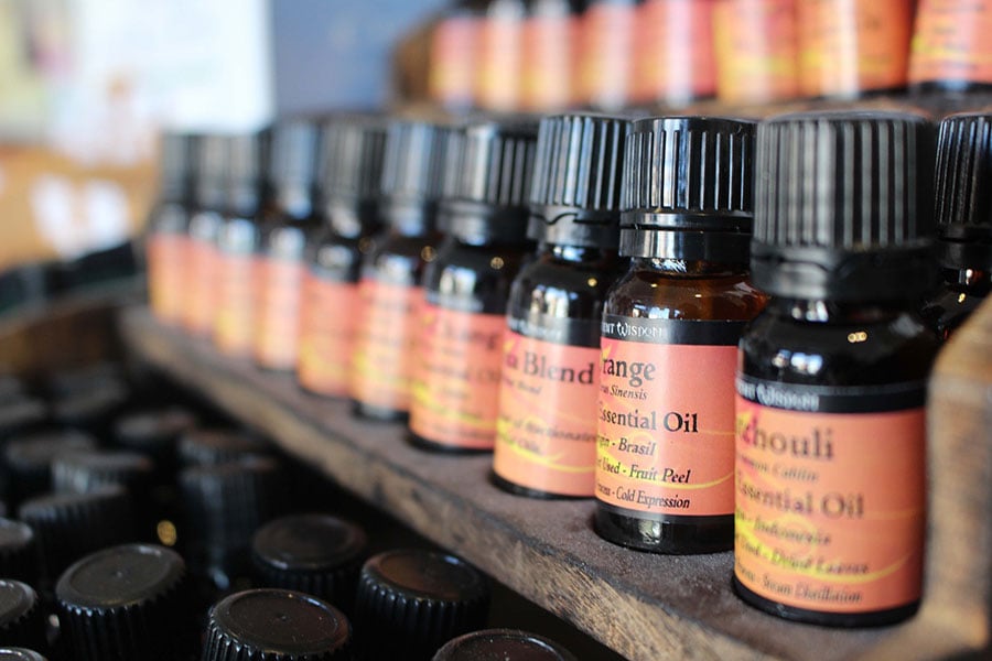 Étagère d'huiles essentielles pour des massages aux huiles essentielles