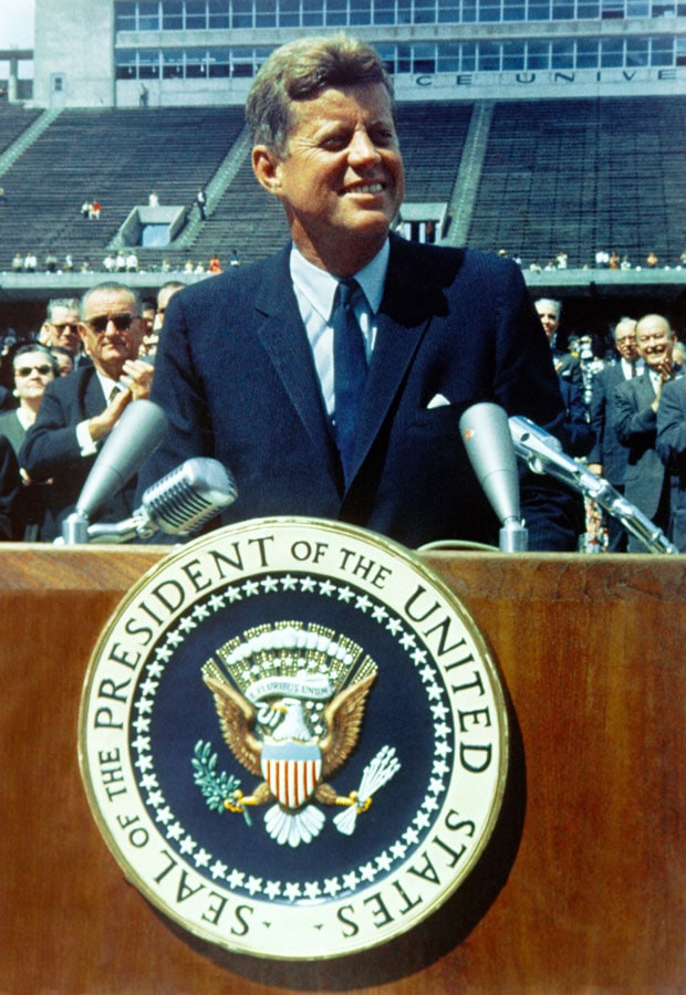 JF. Kennedy assumant sa charge de président des États-Unis, en partie grâce au travail sur les points sensibles, ou trigger-points du Dr Janet Travell